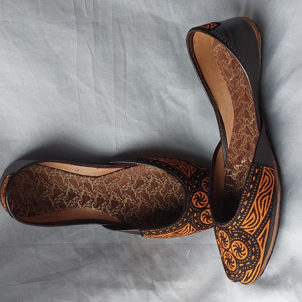 EMBROIDERED orange and brown leather flats, size 7